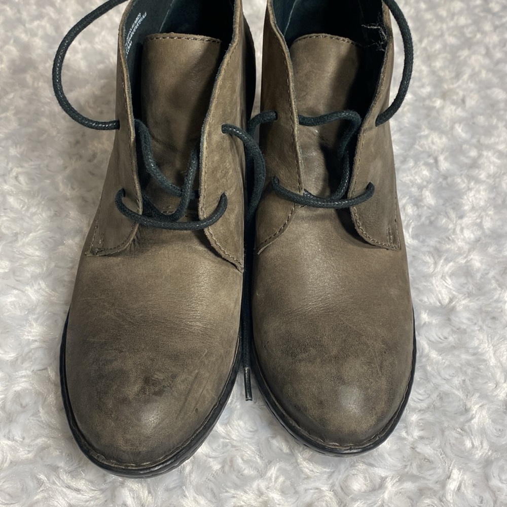 Born ankle leather booties size 8 tie slight heel beautifully distressed!! - Picture 9 of 12